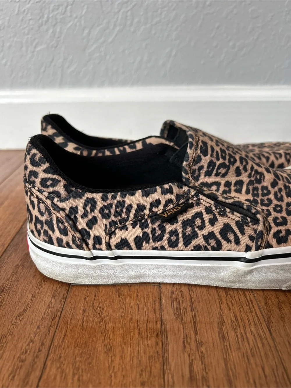 Vans Sneakers Slip On Shoes Leopard Print Women’s Size 8.5 Black Brown